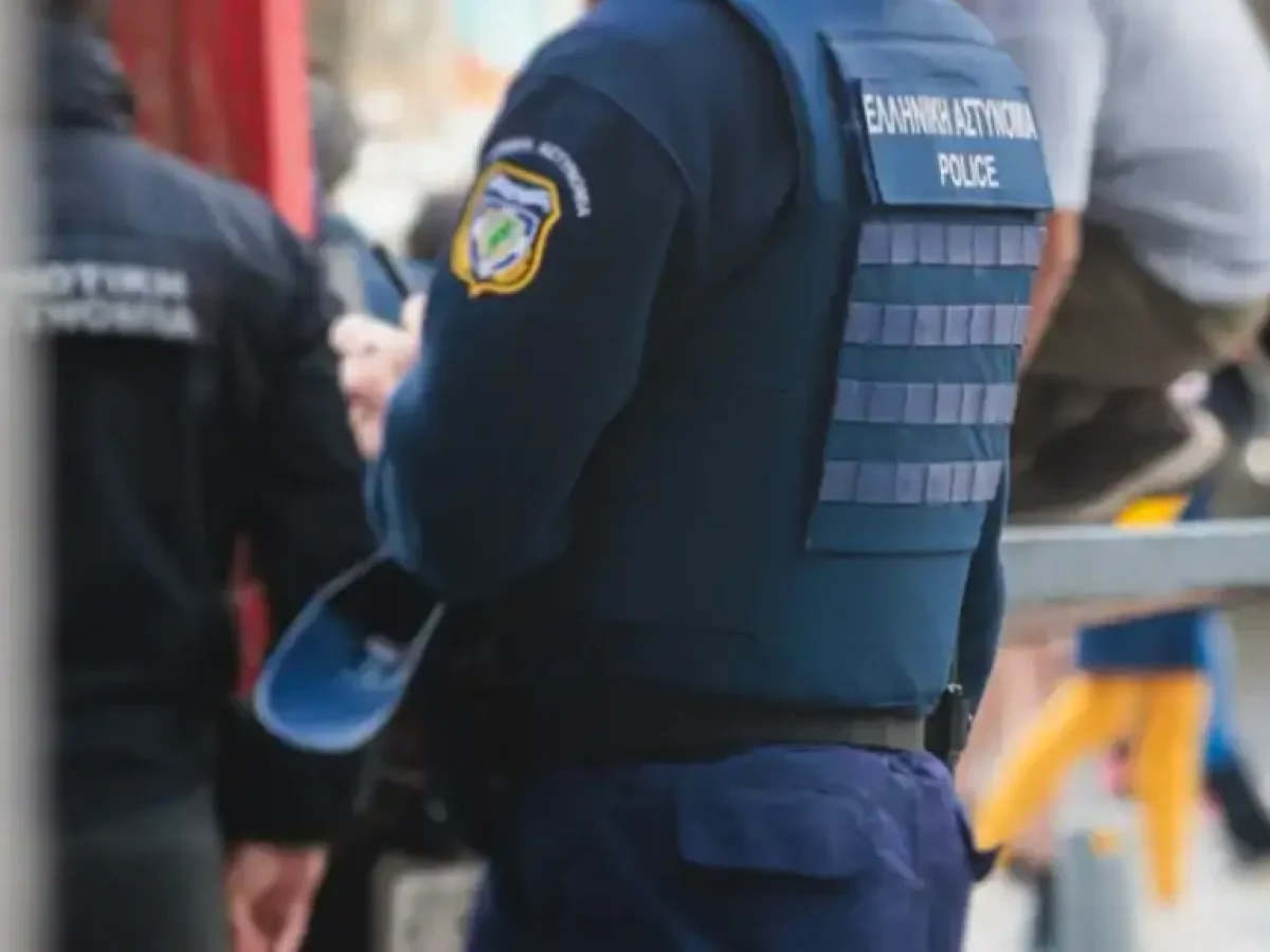 Ά&gamma;&rho;&iota;&omicron;&sigmaf; &xi;&upsilon;&lambda;&omicron;&delta;&alpha;&rho;&mu;ό&sigmaf; &sigma;&tau;&omicron; &pi;&lambda;&omicron;ί&omicron; &Sigma;&alpha;&lambda;&alpha;&mu;ί&nu;&alpha;&ndash;&Pi;έ&rho;&alpha;&mu;&alpha;: 63&chi;&rho;&omicron;&nu;&omicron;&sigmaf; &chi;&tau;&upsilon;&pi;&omicron;ύ&sigma;&epsilon; &tau;&eta; &sigma;ύ&zeta;&upsilon;&gamma;&omicron; &mu;&pi;&rho;&omicron;&sigma;&tau;ά &sigma;&tau;&alpha; &pi;&alpha;&iota;&delta;&iota;ά
