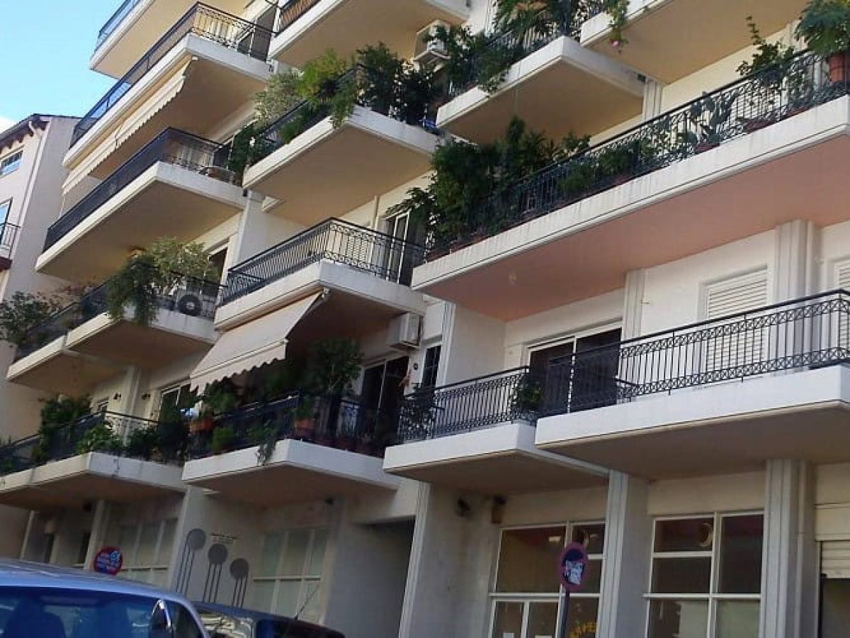 &Alpha;&nu;&theta;&epsilon;ί &sigma;&tau;&alpha; &Tau;&rho;ί&kappa;&alpha;&lambda;&alpha; &eta; &alpha;&gamma;&omicron;&rho;ά &alpha;&kappa;&iota;&nu;ή&tau;&omega;&nu;