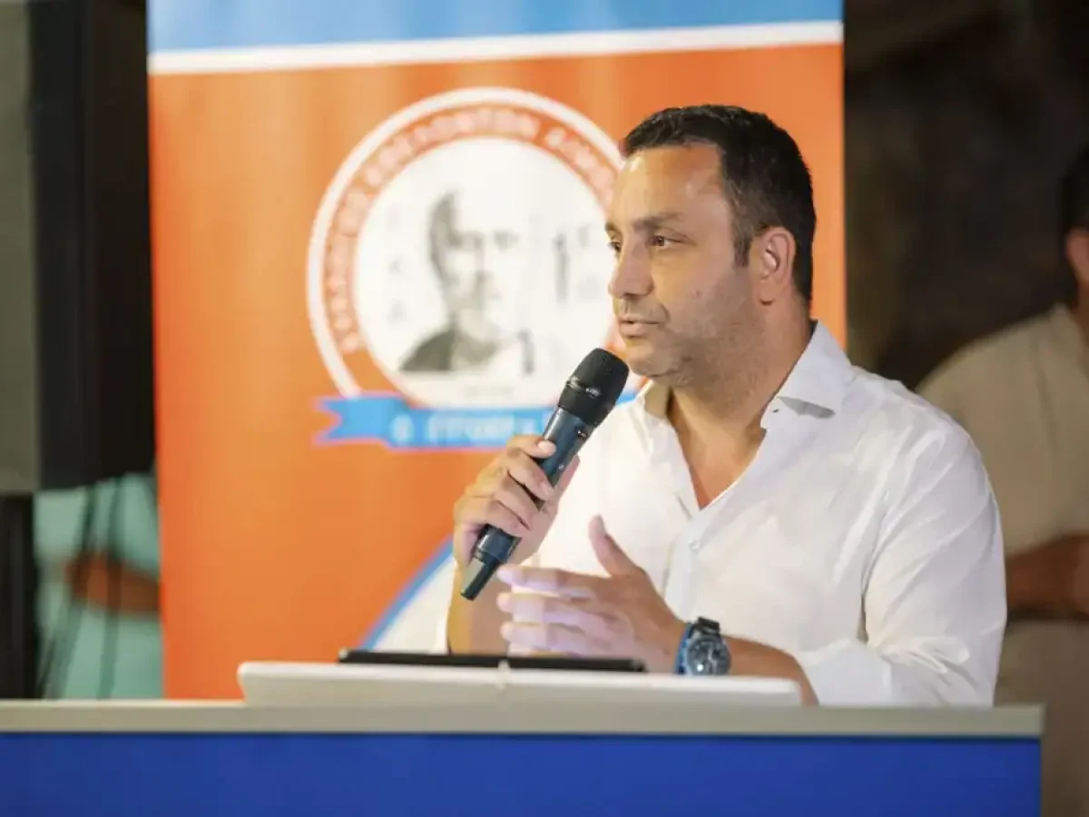 &Alpha;&nu;&tau;ώ&nu;&eta;&sigmaf; &Gamma;&iota;&alpha;&nu;&nu;&iota;&kappa;&omicron;&upsilon;&rho;ή&sigmaf;, &Gamma;&epsilon;&nu;. &Gamma;&rho;&alpha;&mu;&mu;&alpha;&tau;έ&alpha;&sigmaf; &Tau;&Epsilon;&Epsilon; &gamma;&iota;&alpha; &tau;&eta;&nu; &epsilon;&pi;έ&tau;&epsilon;&iota;&omicron; &tau;&omicron;&upsilon; &Pi;&omicron;&lambda;&upsilon;&tau;&epsilon;&chi;&nu;&epsilon;ί&omicron;&upsilon;: &laquo;&Tau;&eta; &sigma;&eta;&mu;&epsilon;&rho;&iota;&nu;ή &eta;&mu;έ&rho;&alpha; &alpha;&sigmaf; &kappa;&omicron;&iota;&tau;ά&xi;&omicron;&upsilon;&mu;&epsilon; &mu;&pi;&rho;&omicron;&sigma;&tau;ά, &mu;ό&nu;&omicron; &mu;&pi;&rho;&omicron;&sigma;&tau;ά&raquo;