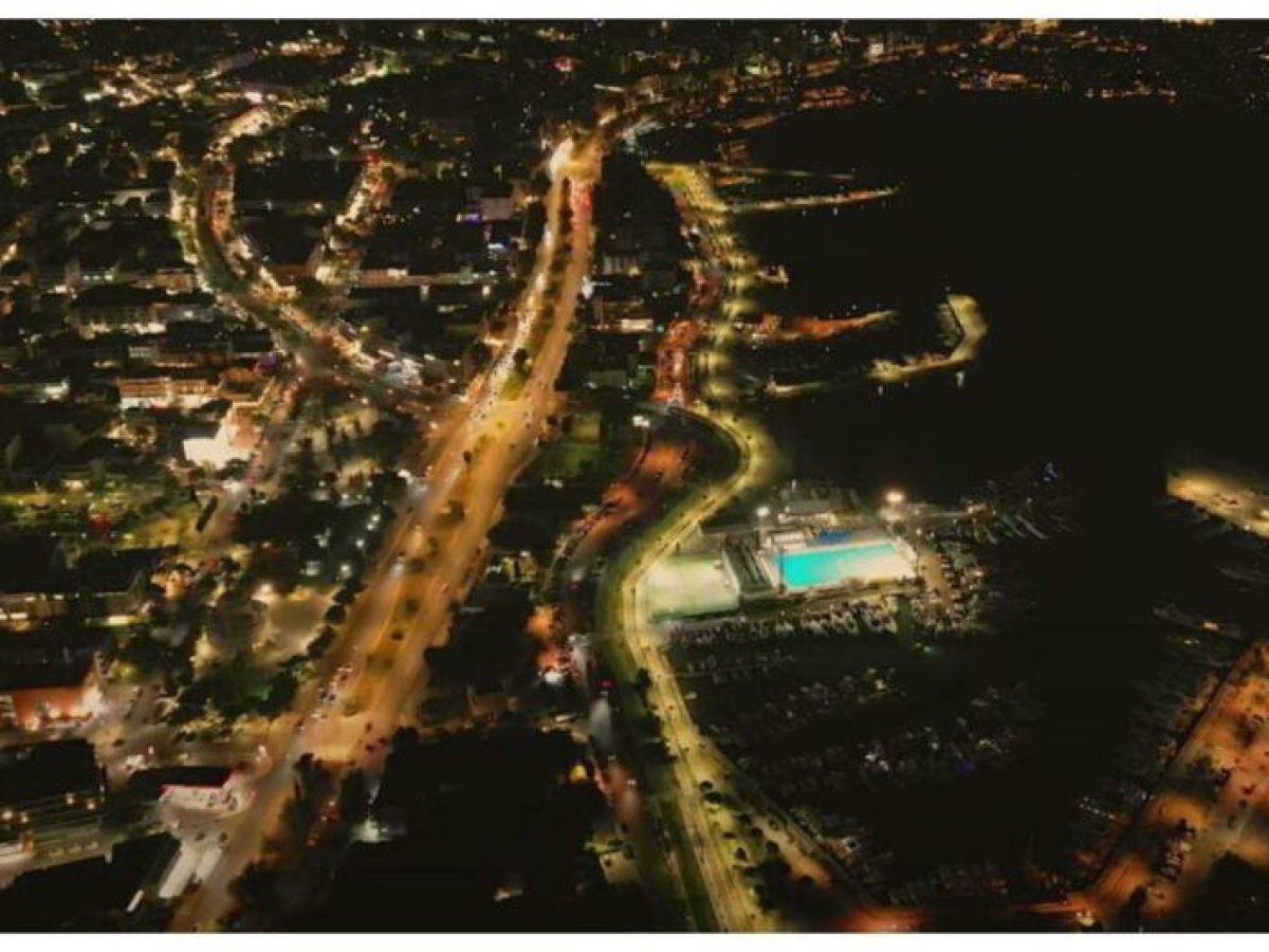 Nυχτερινή πτήση με το drone του Ζήσιμου Ζήζου πάνω από το παραλιακό μέτωπο της Γλυφάδας (VIDEO)