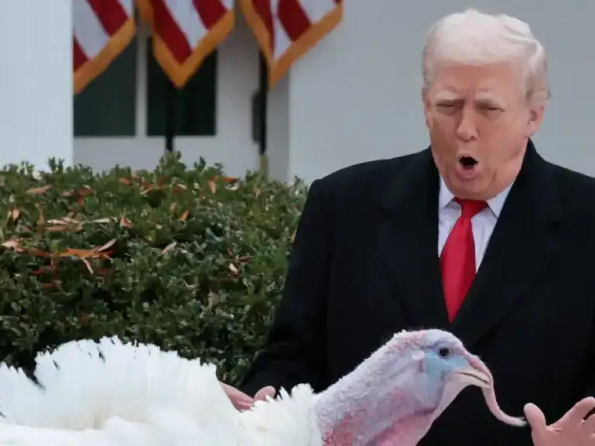 Xάρη σε δύο γαλοπούλες απένειμε ο Ντόναλντ Τραμπ ακολουθώντας το έθιμο