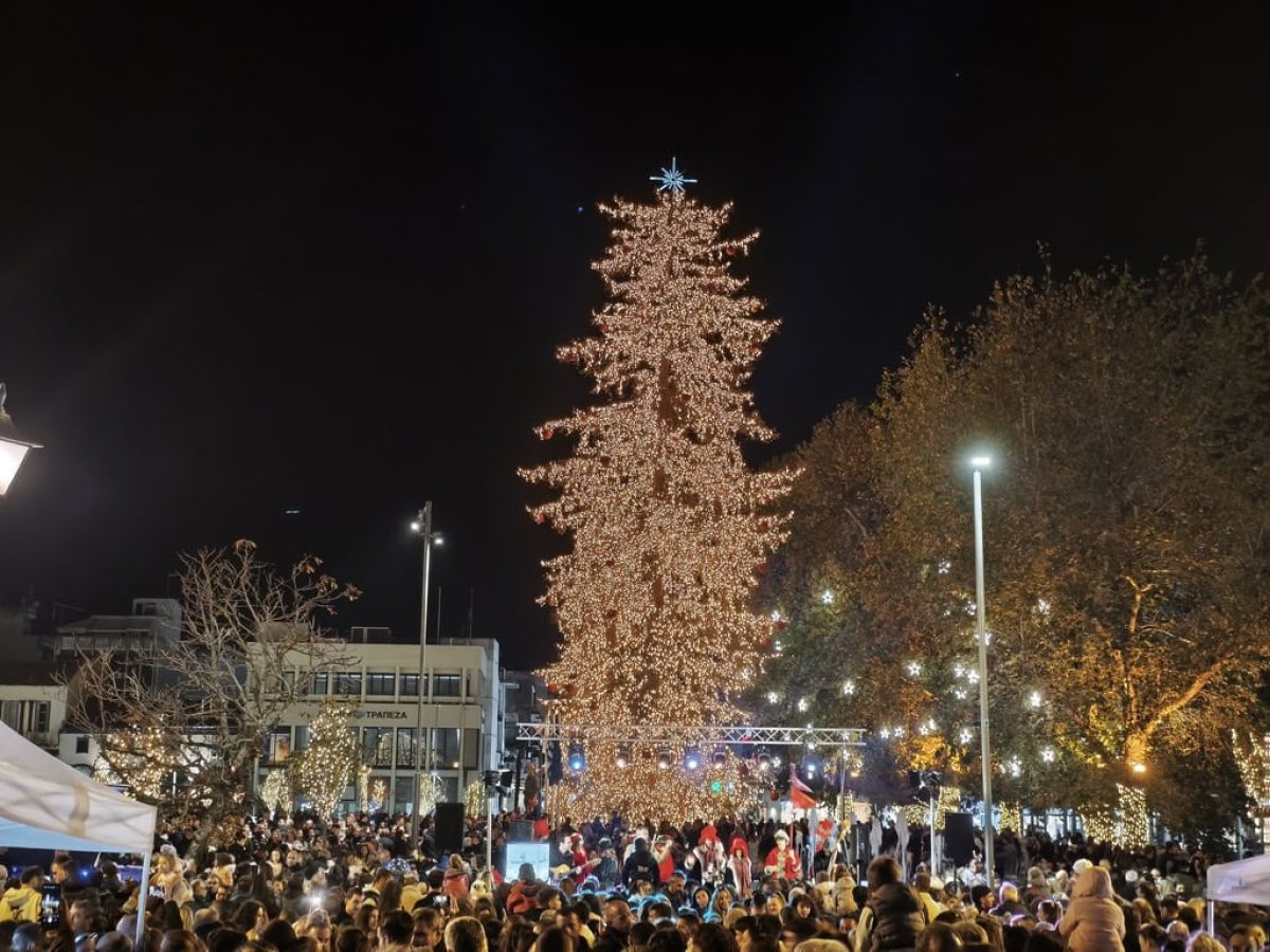 Χριστούγεννα 2025: Άναψε το χριστουγεννιάτικο δέντρο στα Τρίκαλα