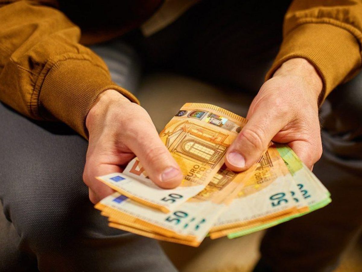 Χριστουγεννιάτικη «ανάσα» ρευστότητας: 9 δισ. ευρώ σε εκατομμύρια δικαιούχους έως τις γιορτές