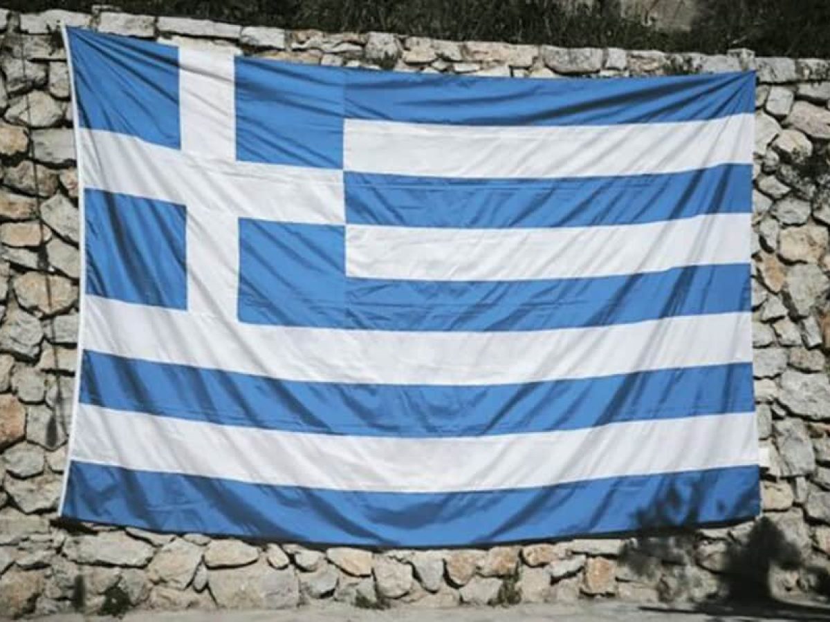 Δανή αφαίρεσε την ελληνική σημαία και επιτέθηκε σε αστυνομικό κατά τη σύλληψή της στη Ρόδο