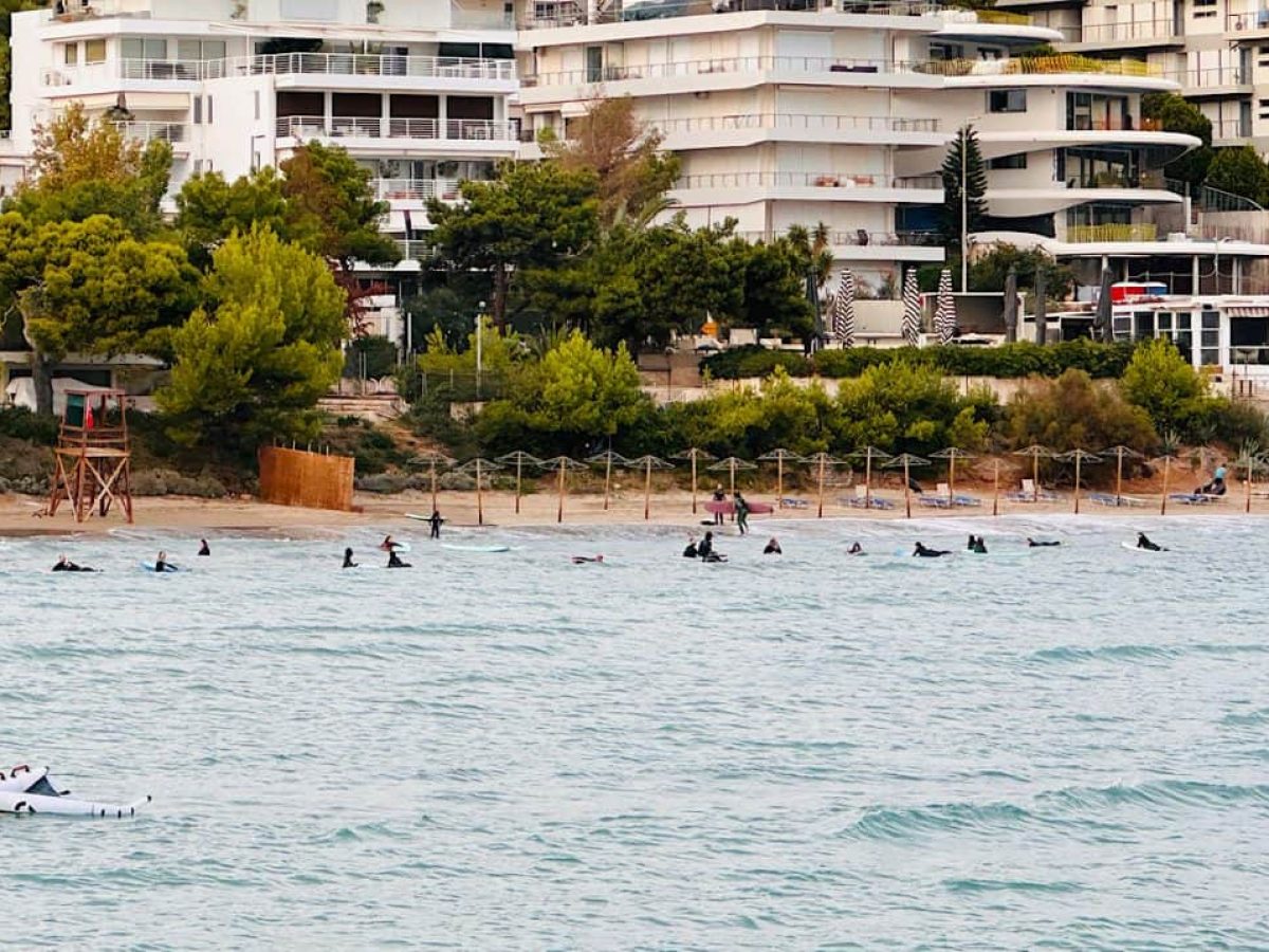 Δεκάδες σέρφερ εκμεταλλεύτηκαν τον νοτιά στη Βουλιαγμένη