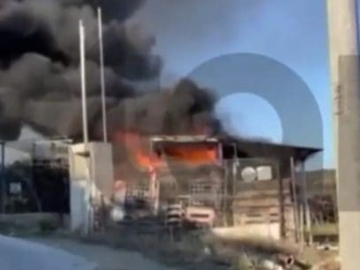 Δραματική διάσωση ενός ηλικιωμένου που εγκλωβίστηκε σε φλεγόμενο τροχόσπιτο