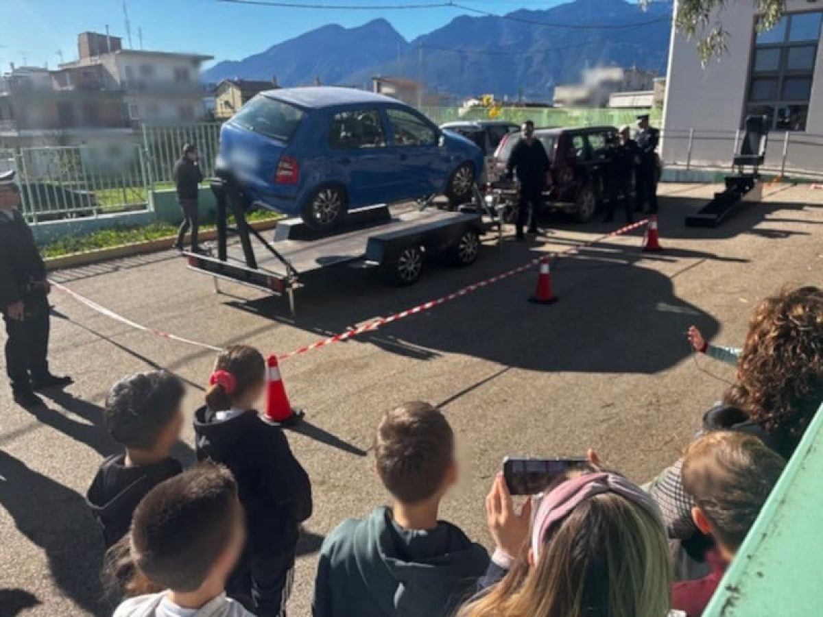 Εκπσιδευτική ενημέρωση μαθητών από την Τροχαία Λαμίας για θέματα ΚΟΚ