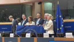 i-iera-poli-fotise-to