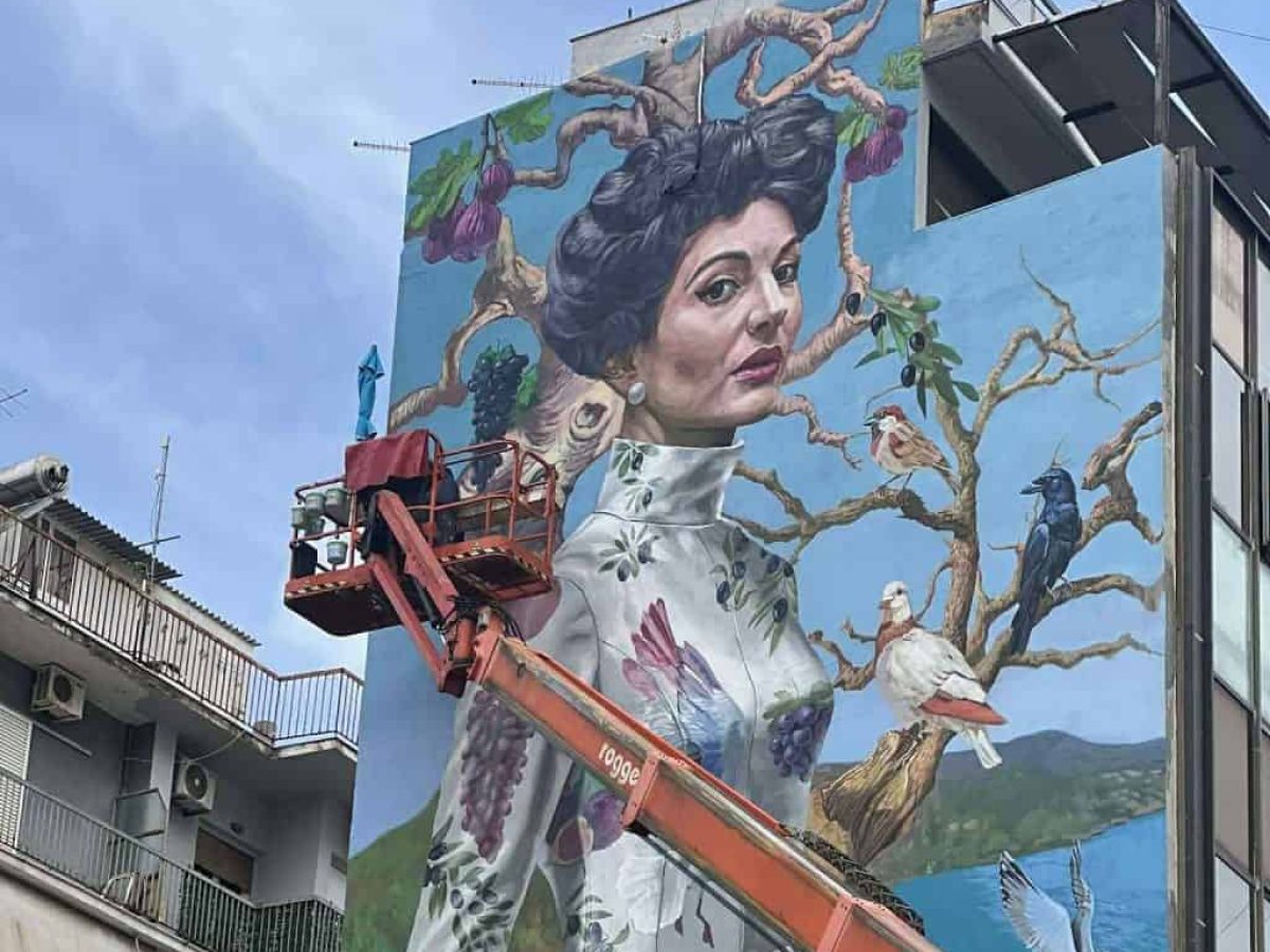 Καλαμάτα: Τοιχογραφία με τη μορφή της Μαρίας Κάλλας δεσπόζει στο κέντρο της πόλης