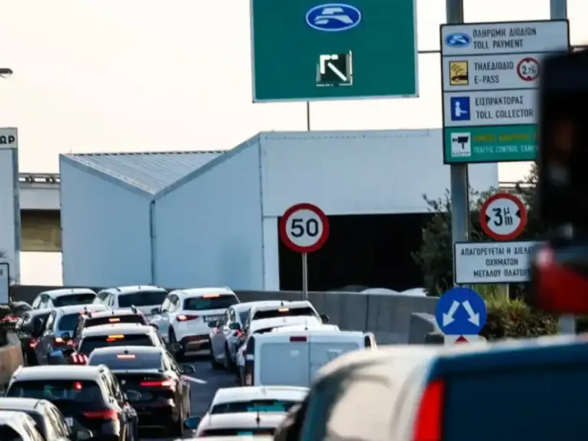 Καραμπόλα 4 ΙΧ στην Αττική Οδό – «Μπλοκαρισμένο» το ρεύμα προς Ελευσίνα