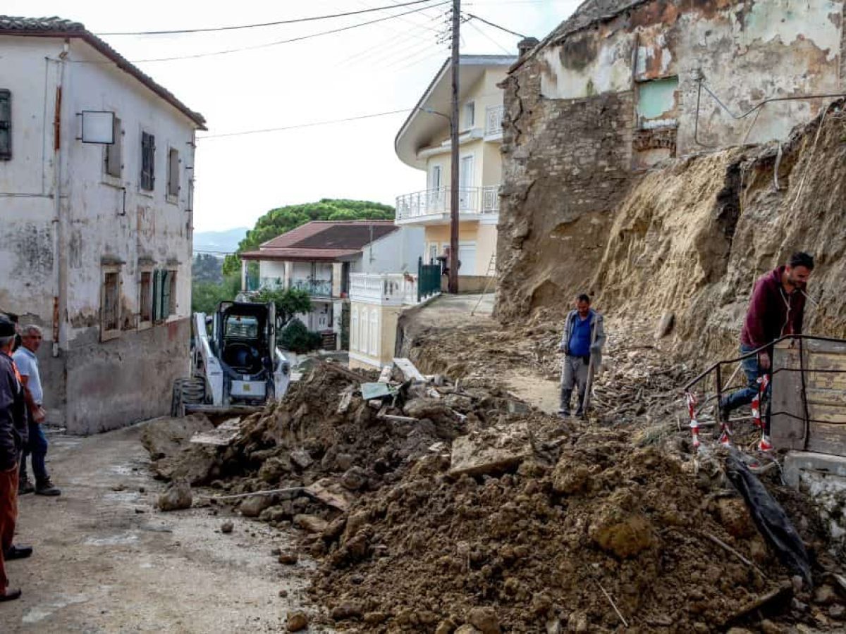 Κατολισθήσεις στην Κέρκυρα – Αυλές σπιτιών κρέμονται στον “αέρα” στους Καρουσάδες