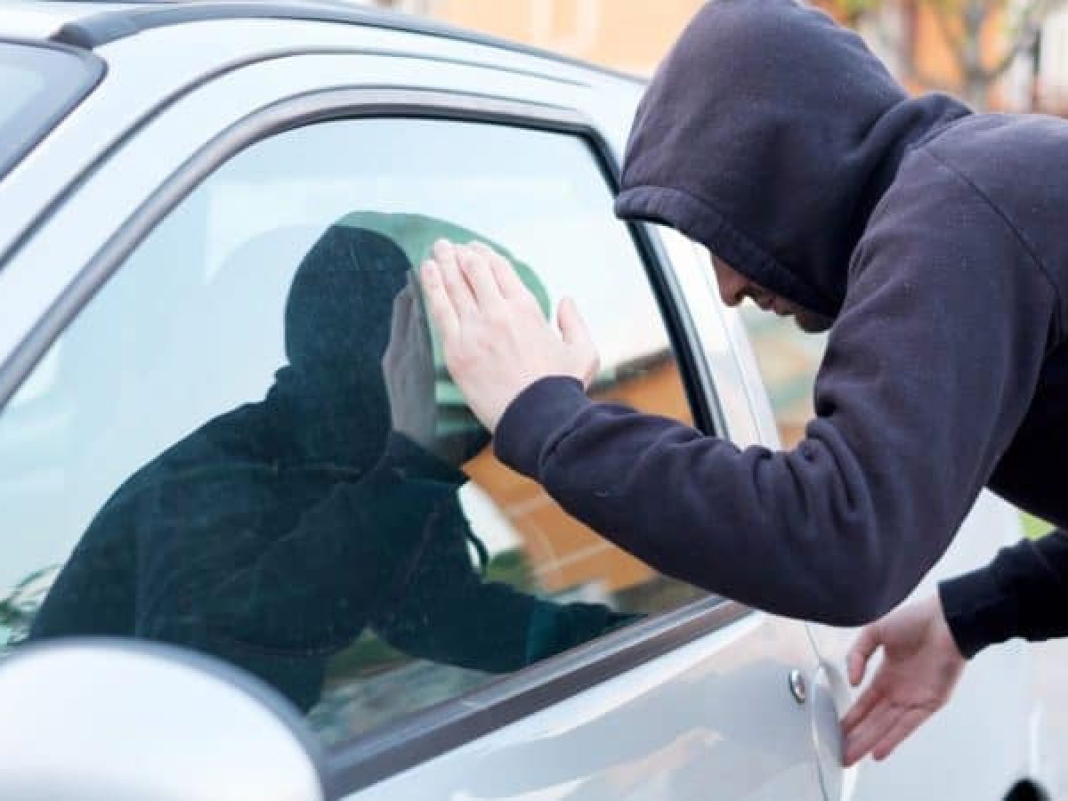 Κέρκυρα: 63χρονος συλλαμβάνεται για κλοπή 1.035€ και κινητού από σταθμευμένο αυτοκίνητο