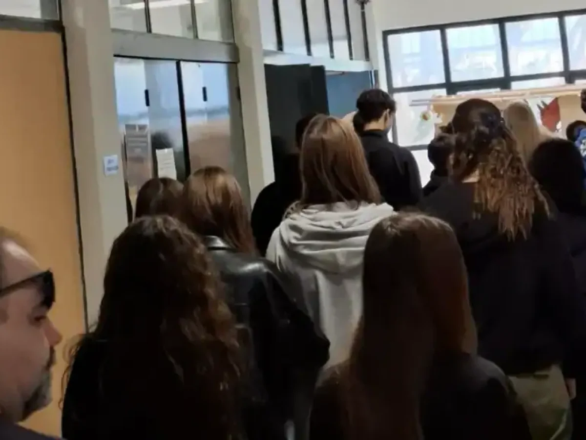 Κινητοποίηση για τις συγχωνεύσεις στο 3ο Λύκειο Χαϊδαρίου – Παρέμβαση από γονείς, μαθητές και εκπαιδευτικούς