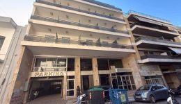 louketo-se-monada-frontidas-ilikiomenon