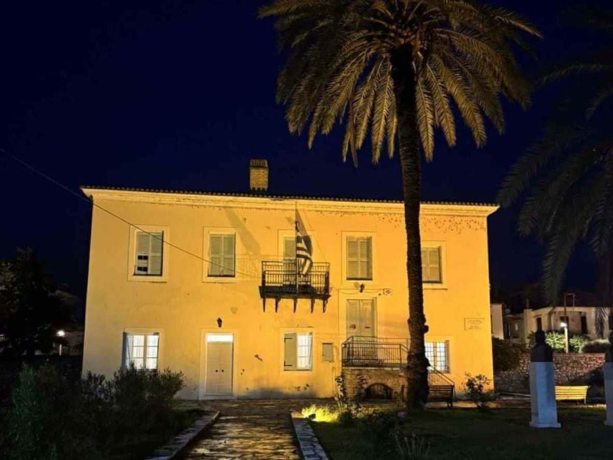 Μεσολόγγι: Φωτίστηκε στα «πορτοκαλί» το Μουσείο Οικογένειας Τρικούπη