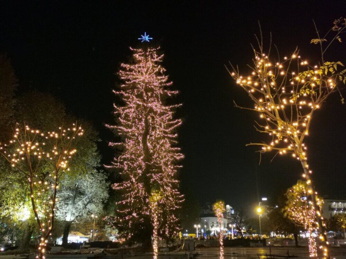 Νέο αλαλούμ στο κέντρο… Δεν μας έφταναν οι λακκούβες ρυθμίσεις και για το χριστουγεννιάτικο δένδρο