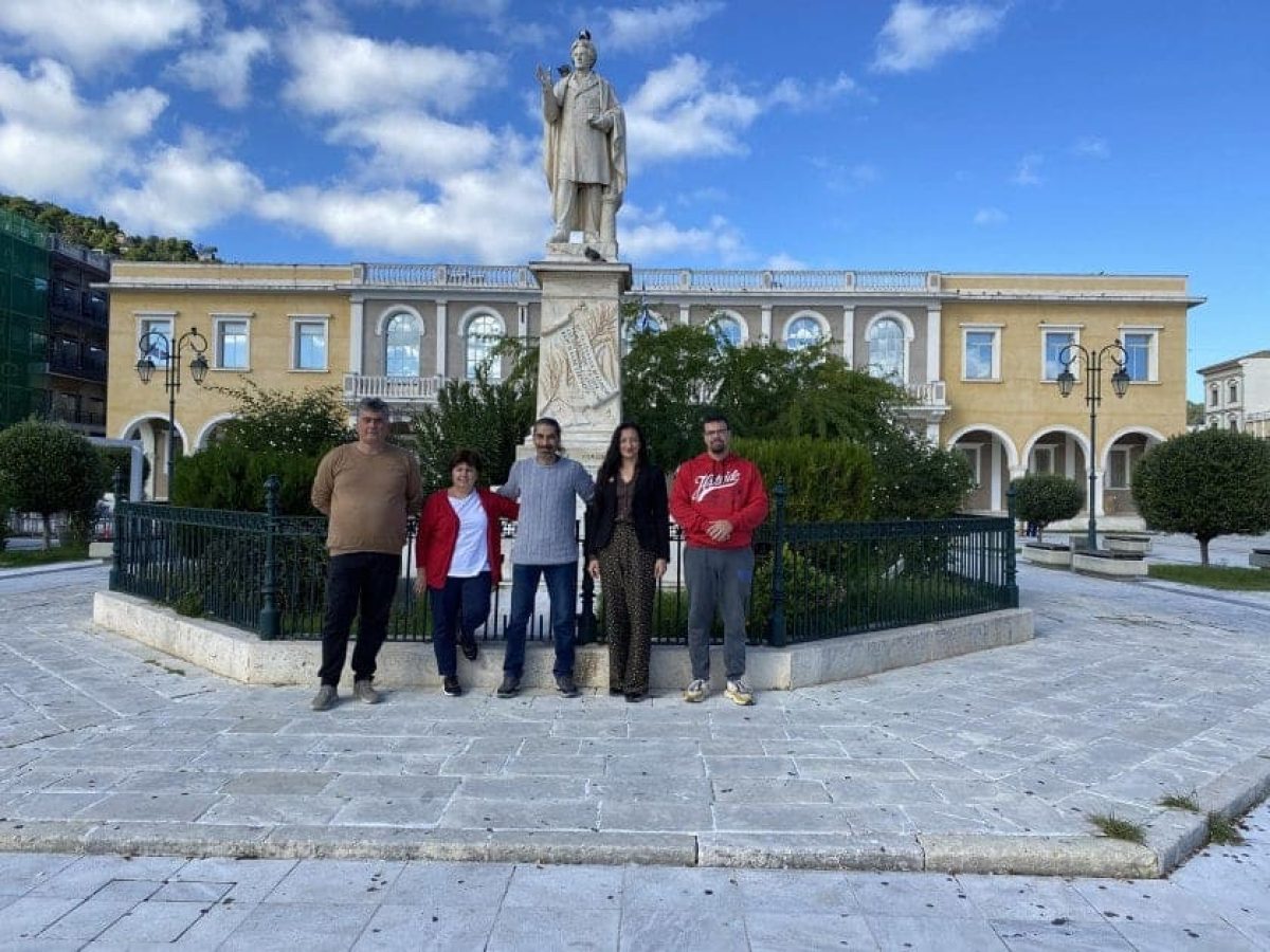 &Nu;έ&omicron; &Delta;&iota;&omicron;&iota;&kappa;&eta;&tau;&iota;&kappa;ό &Sigma;&upsilon;&mu;&beta;&omicron;ύ&lambda;&iota;&omicron; &sigma;&tau;&omicron;&upsilon;&sigmaf; &laquo;&Alpha;&kappa;&rho;ί&tau;&epsilon;&sigmaf; &tau;&omicron;&upsilon; &Iota;&omicron;&nu;ί&omicron;&upsilon;&raquo;