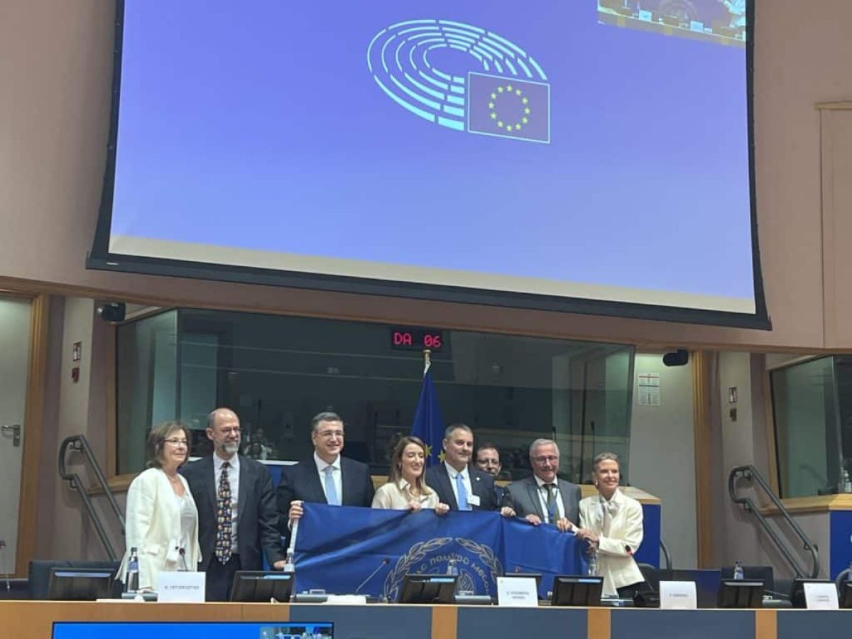 Ο Δήμαρχος Μεσολογγίου προσέφερε τη σημαία της Ιερής Πόλης στην Πρόεδρο του Ευρωπαϊκού Κοινοβουλίου