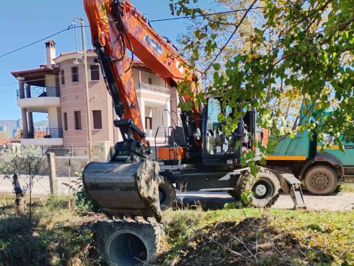 Ο Δήμος Μετεώρων συνεχίζει τον καθαρισμό αντιπλημμυρικών καναλιών σε σημεία που είχαν δεκαετίες να συντηρηθούν στη Διάβα