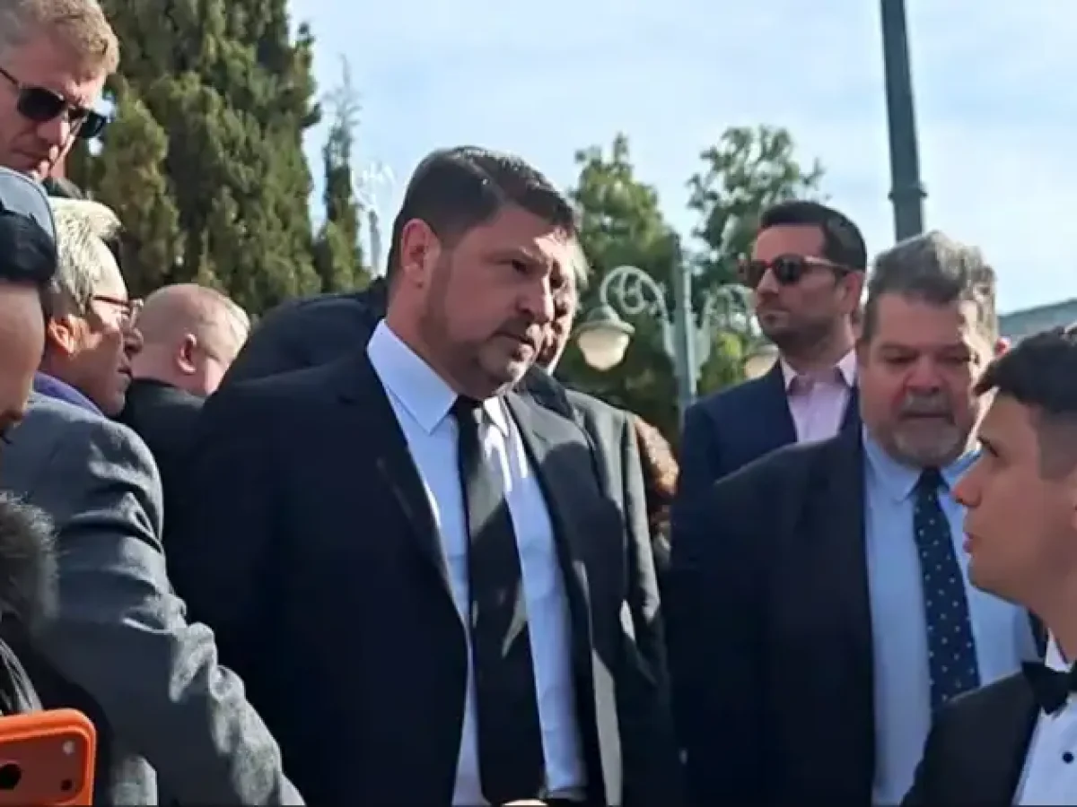 Ο Νίκος Χαρδαλιάς είπε το τελευταίο αντίο στον πατέρα του – Συγγενείς, φίλοι και υπουργοί στην κηδεία