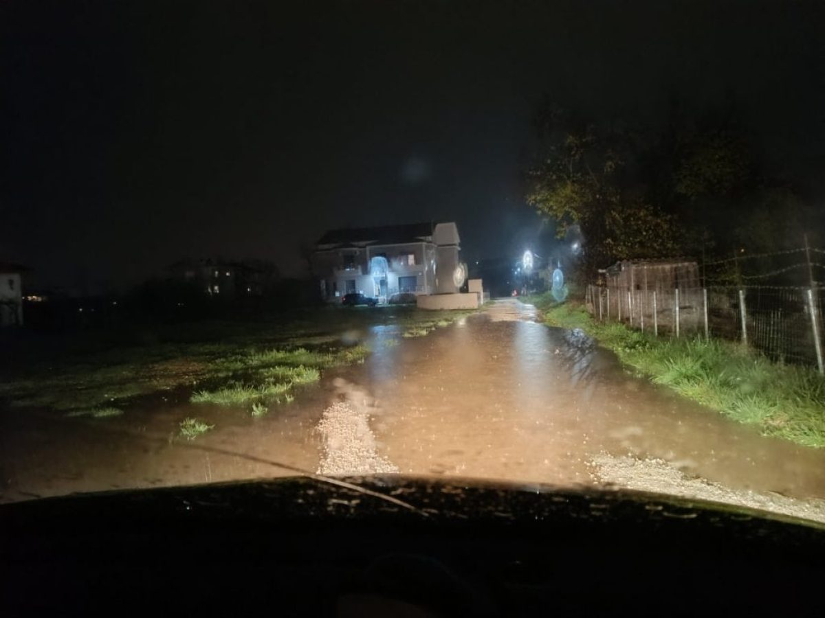 Πλημμύρισε (ξανά) η οδός Καλομοίρη στο Κ. Νεοχωρόπουλο