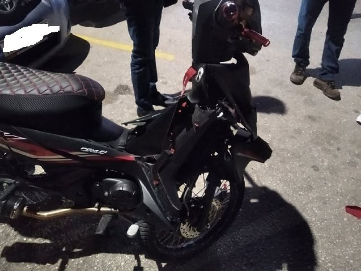 Σφοδρή σύγκρουση μοτό με Ι.Χ στην πλατεία Καλλονής-Το κράνος έσωσε τον δικυκλιστή.ΦΩΤΟ