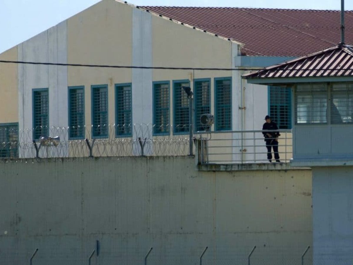 Συναγερμός στις φυλακές Τρικάλων: Κουκουλοφόροι μαχαίρωσαν κρατούμενους σε κελί