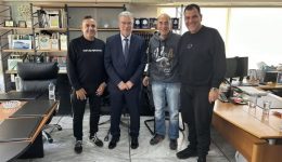 sinantisi-Αndrea-efthimiou-me-ton