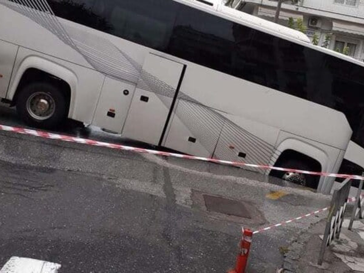 Σοκ στη Θεσσαλονίκη: Υποχώρησε κεντρικός δρόμος και “κατάπιε” λεωφορείο – Εικόνες