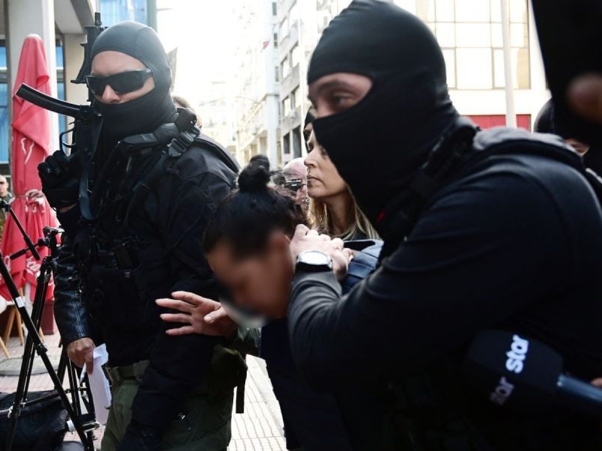 Στα Δικαστήρια Πειραιά η 46χρονη που σκότωσε την πεθερά της (VIDEO)