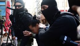 sta-dikastiria-pirea-i-46chroni