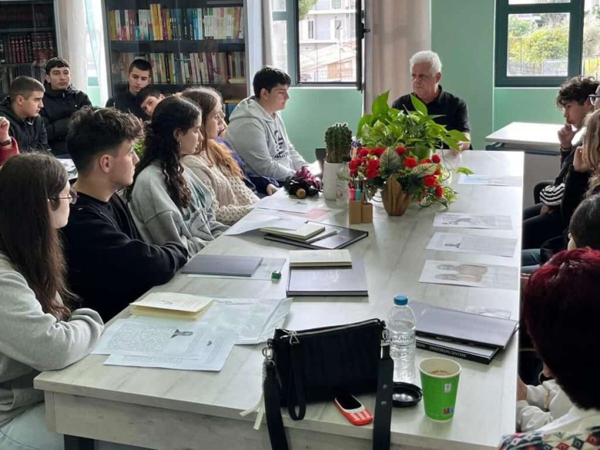 Στην αίθουσα της βιβλιοθήκης/αναγνωστηρίου του 1ου Γενικού Λυκείου Αγρινίου φιλοξενήθηκε ο Βασίλης Παπασάικας