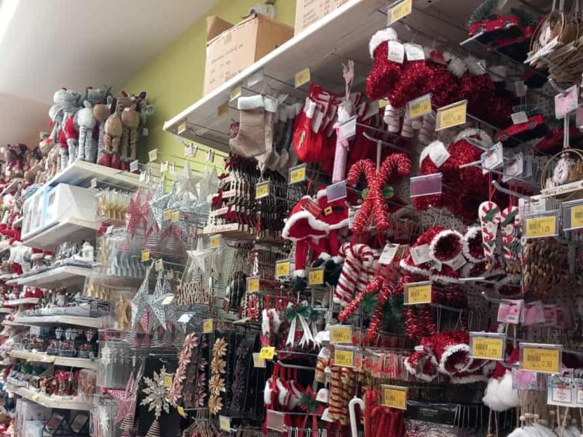Τα Χριστουγεννιάτικα στολίδια γεμίζουν τα καλάθια των πελατών