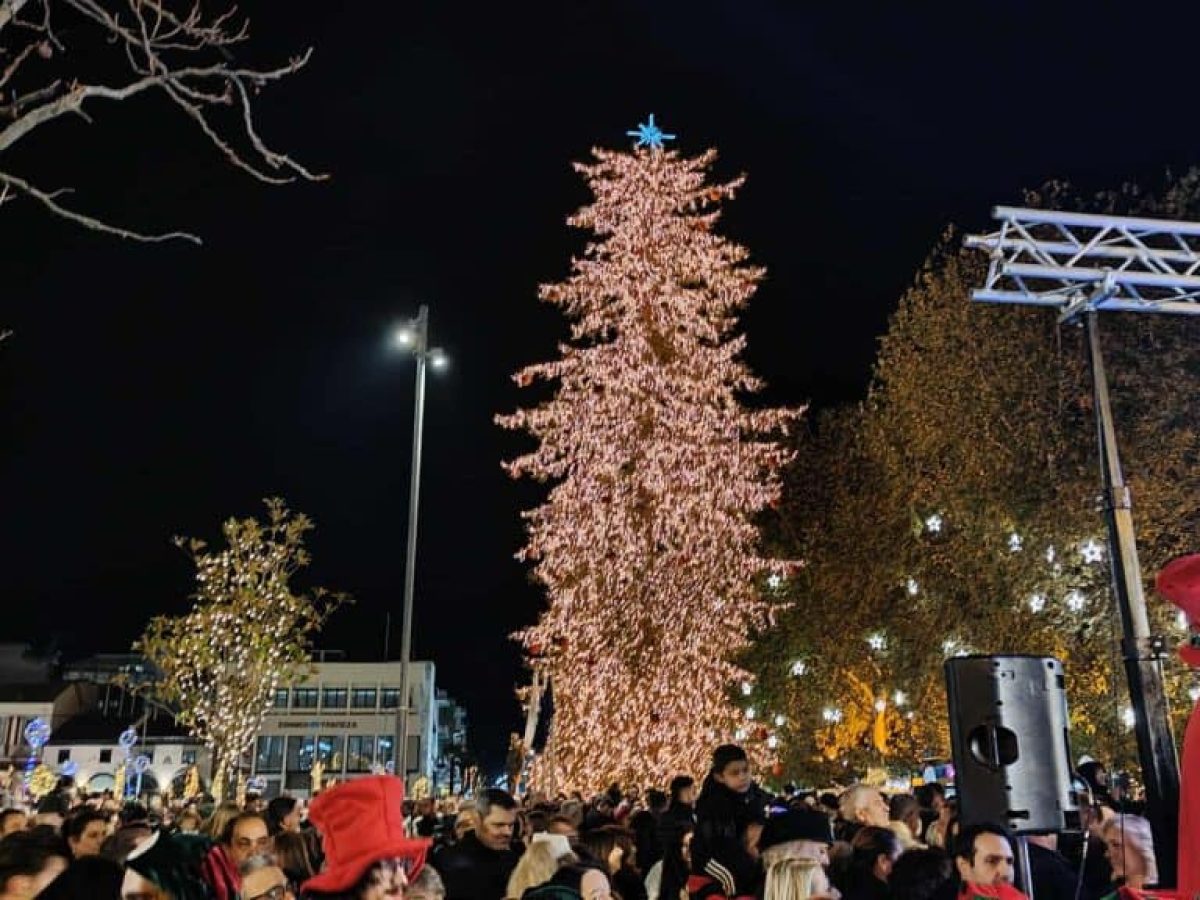 Τα Τρίκαλα άναψαν το χριστουγεννιάτικο δέντρο