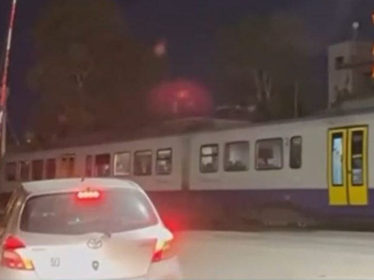 Ταύρος: Τρένα του Προαστιακού περνούν και οι μπάρες μένουν όρθιες