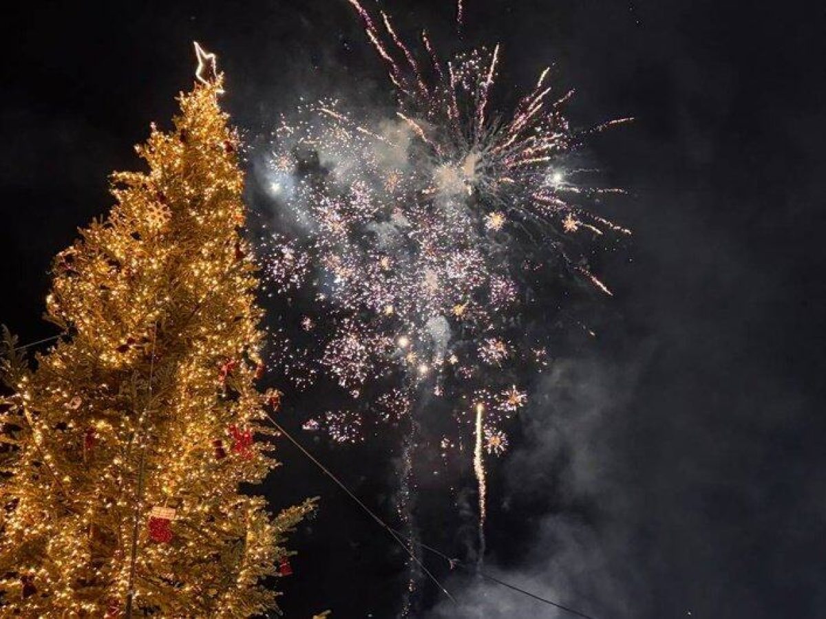 Ζάκυνθος | Με τον Κώστα Μαρτάκη το άναμμα του Χριστουγεννιάτικου Δέντρου στην Πλ. Σολωμού (βίντεο)