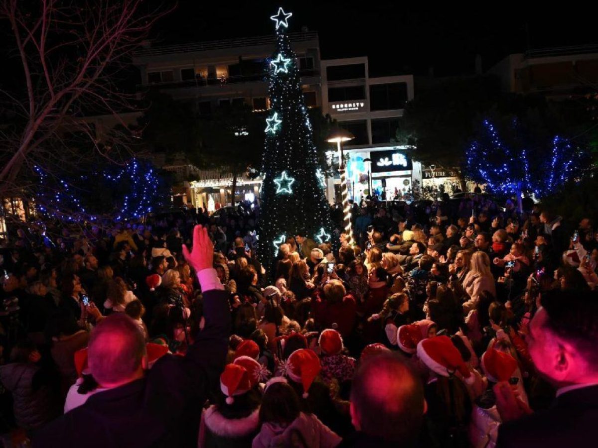 Άναμμα δέντρου στην πλατεία Ιμίων με μουσική και drones