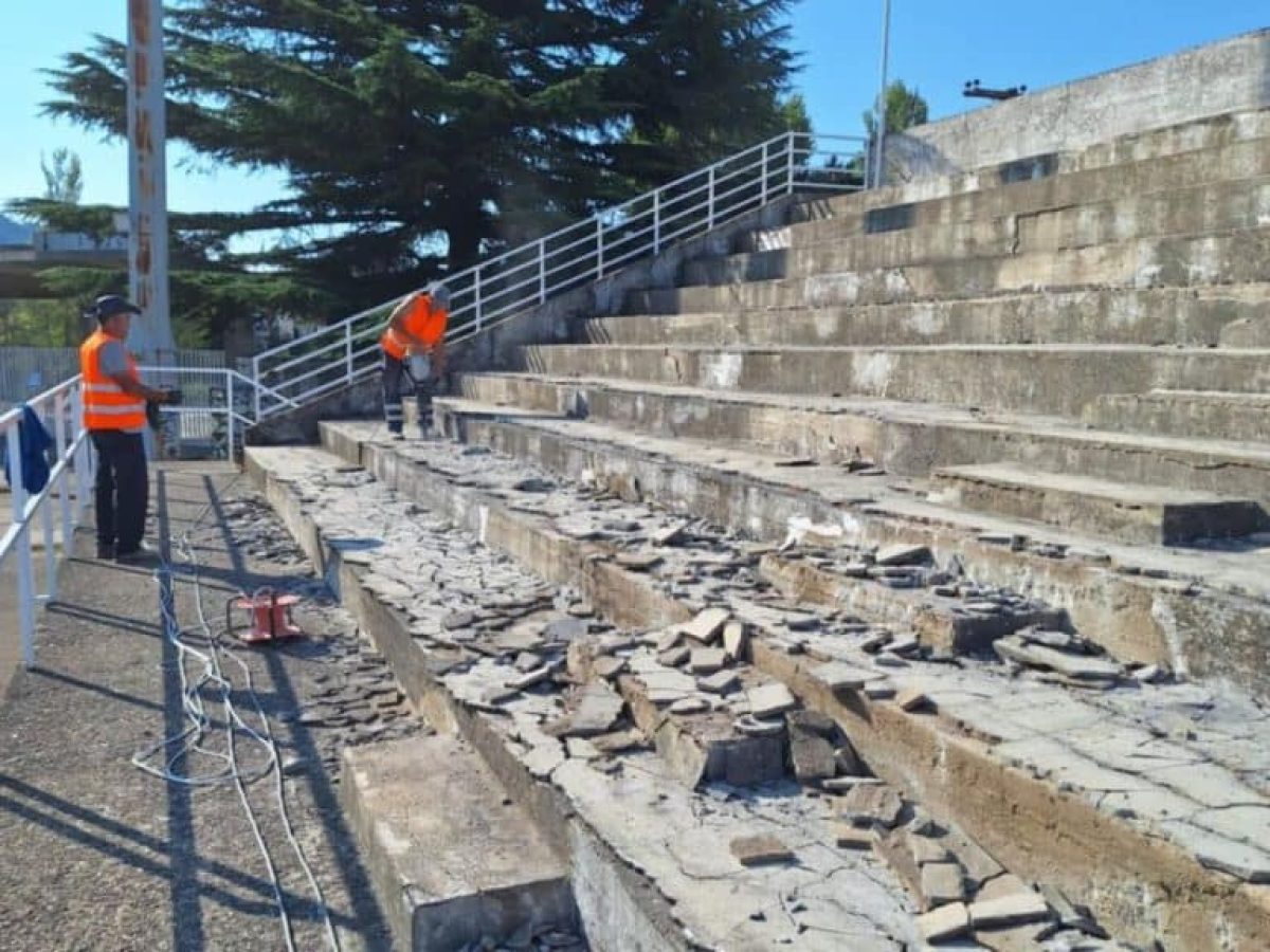 Αναβαθμίζεται το Δημοτικό Στάδιο Πολυγύρου με ανακαινισμένες κερκίδες και νέο χλοοτάπητα.