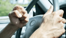 Αnexelegkti-i-entasi-stous-dromous