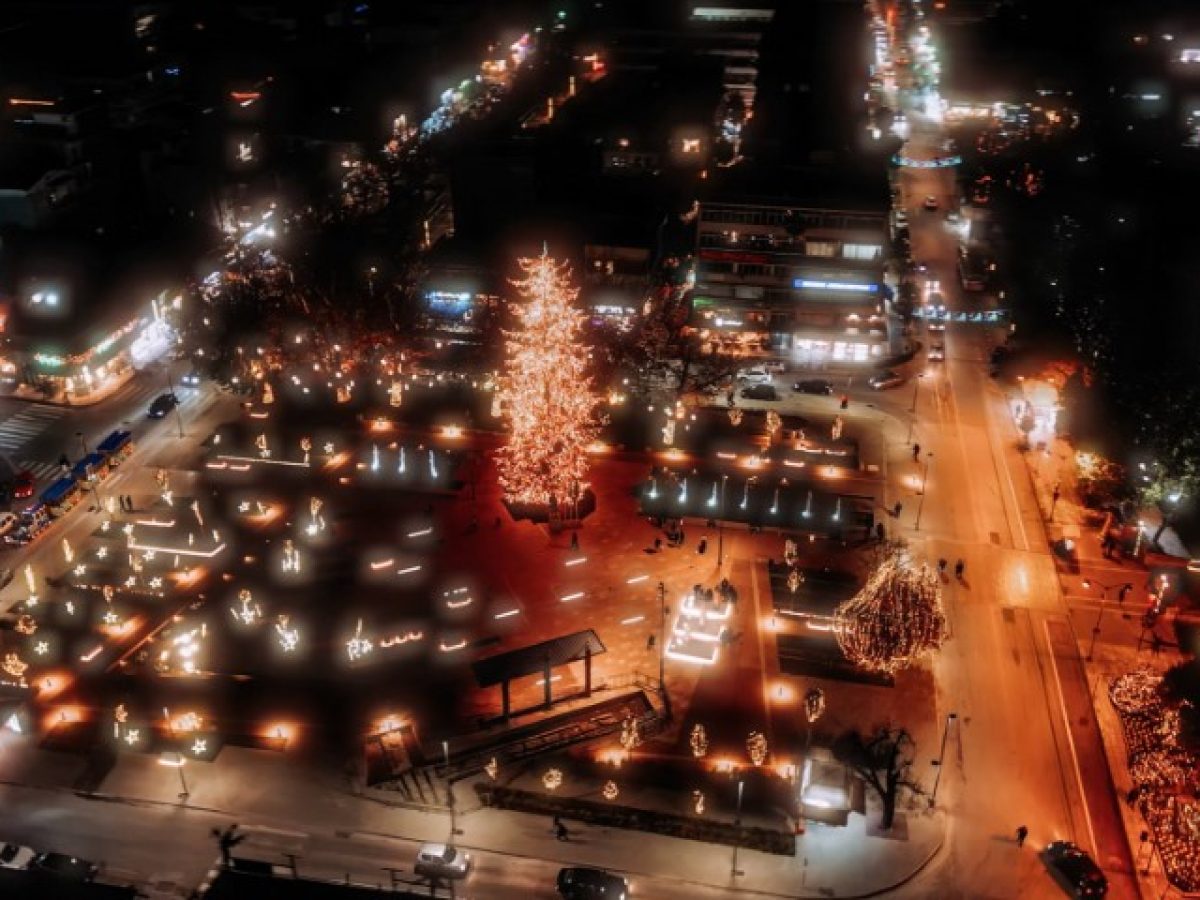Christmas time. Εντυπωσιακές εικόνες από τις στολισμένες γειτονιές