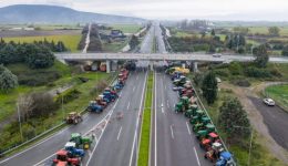 Eklise-i-aerogefira-sto-komvo