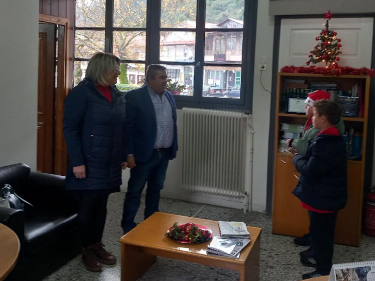 Eψαλλαν τα κάλαντα στον Δήμαρχο Kώστα Μαράβα