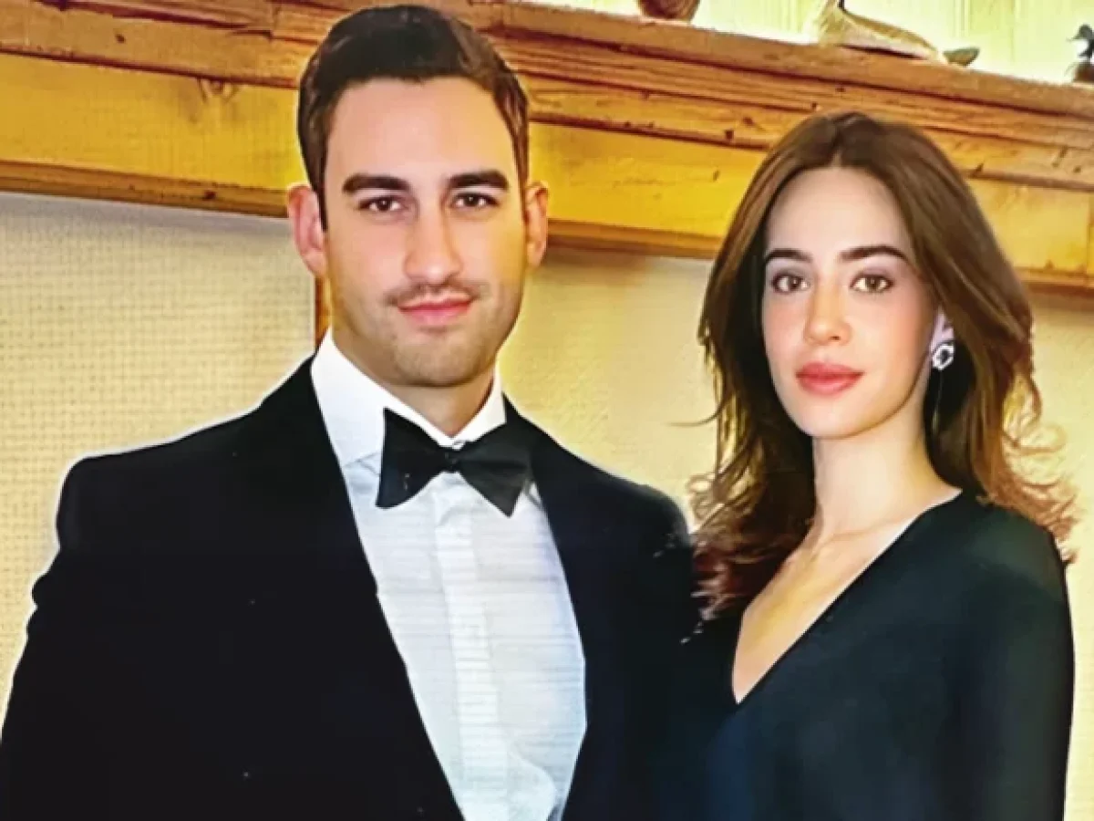 O εφοπλιστής Γιάννης Προκοπίου ετοιμάζεται να ανέβει τα σκαλιά της εκκλησίας με τη Βαλεντίνα Λομπέιρα, από το Μεξικό