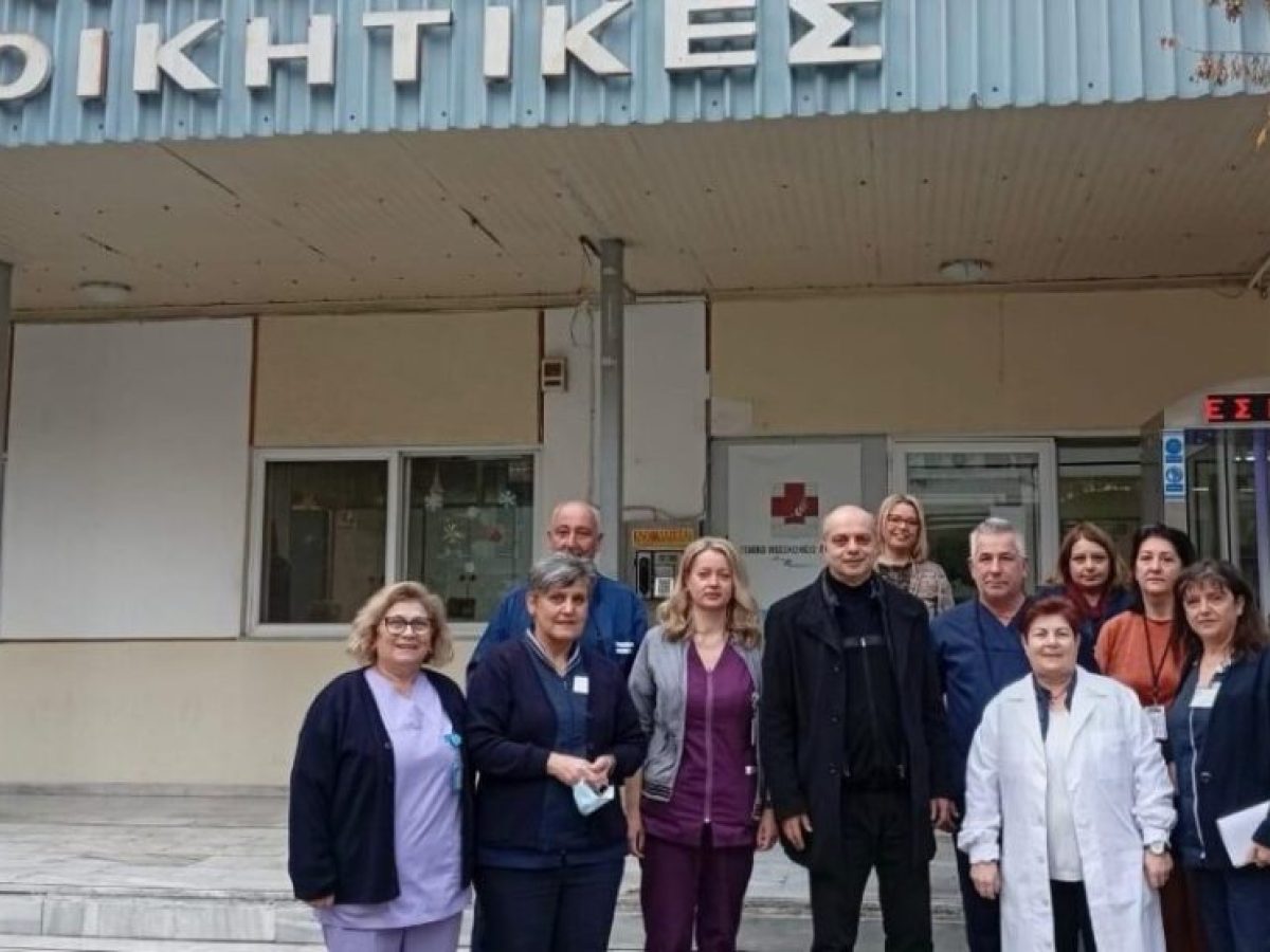 O Καπετάνος μοίρασε δώρα στην Παιδιατρική Κλινική του Γενικού Νοσοκομείου Λάρισας