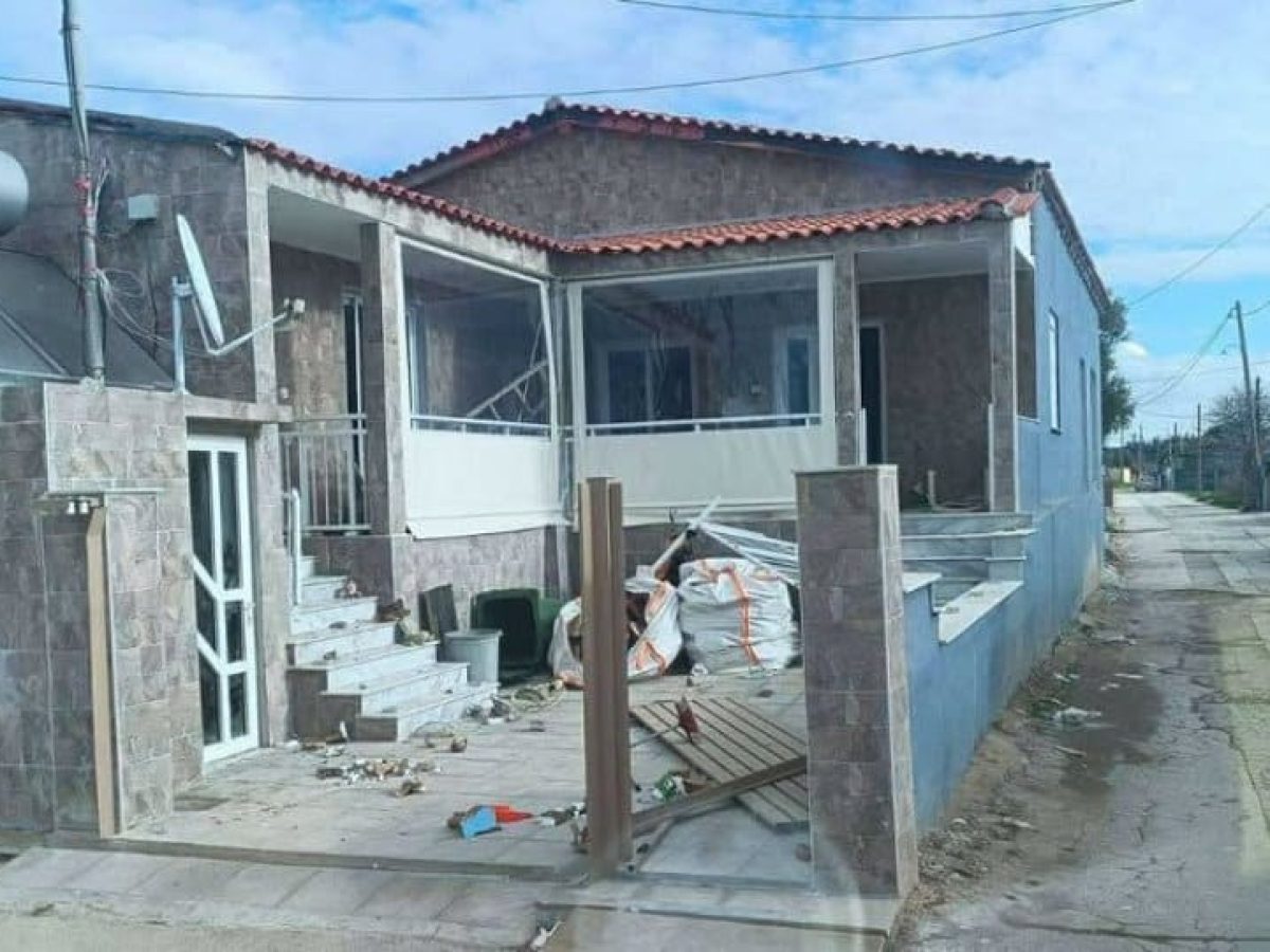 Αυτοδικία μετά τον θάνατο 3χρονου στην Αλεξανδρούπολη – Άγρια επίθεση στον  παππού του – Ζημιές στο σπίτι