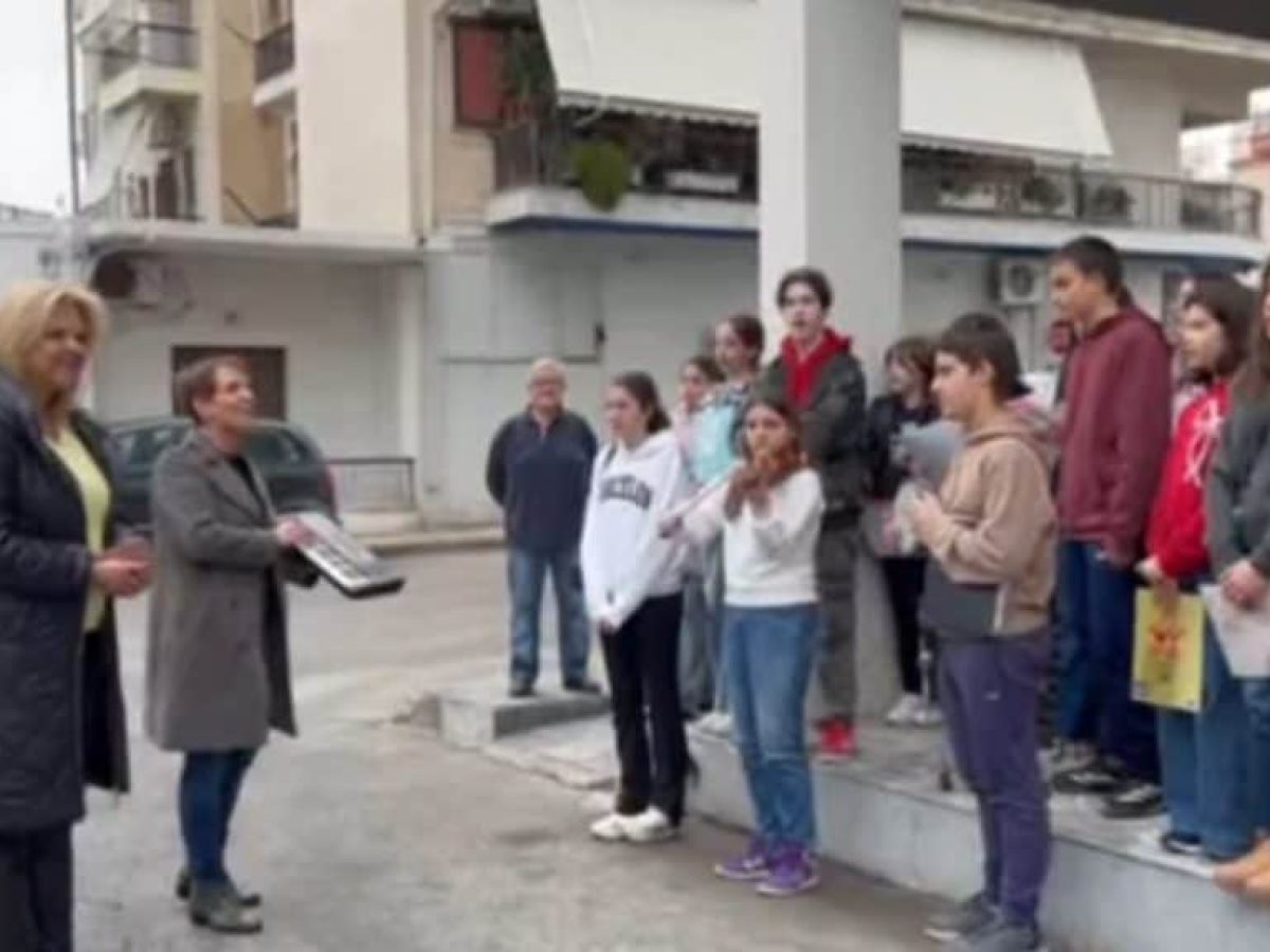 Χαλκίδα: Μαθητές έφεραν Χριστουγεννιάτικο κλίμα στη δήμαρχο (vid)