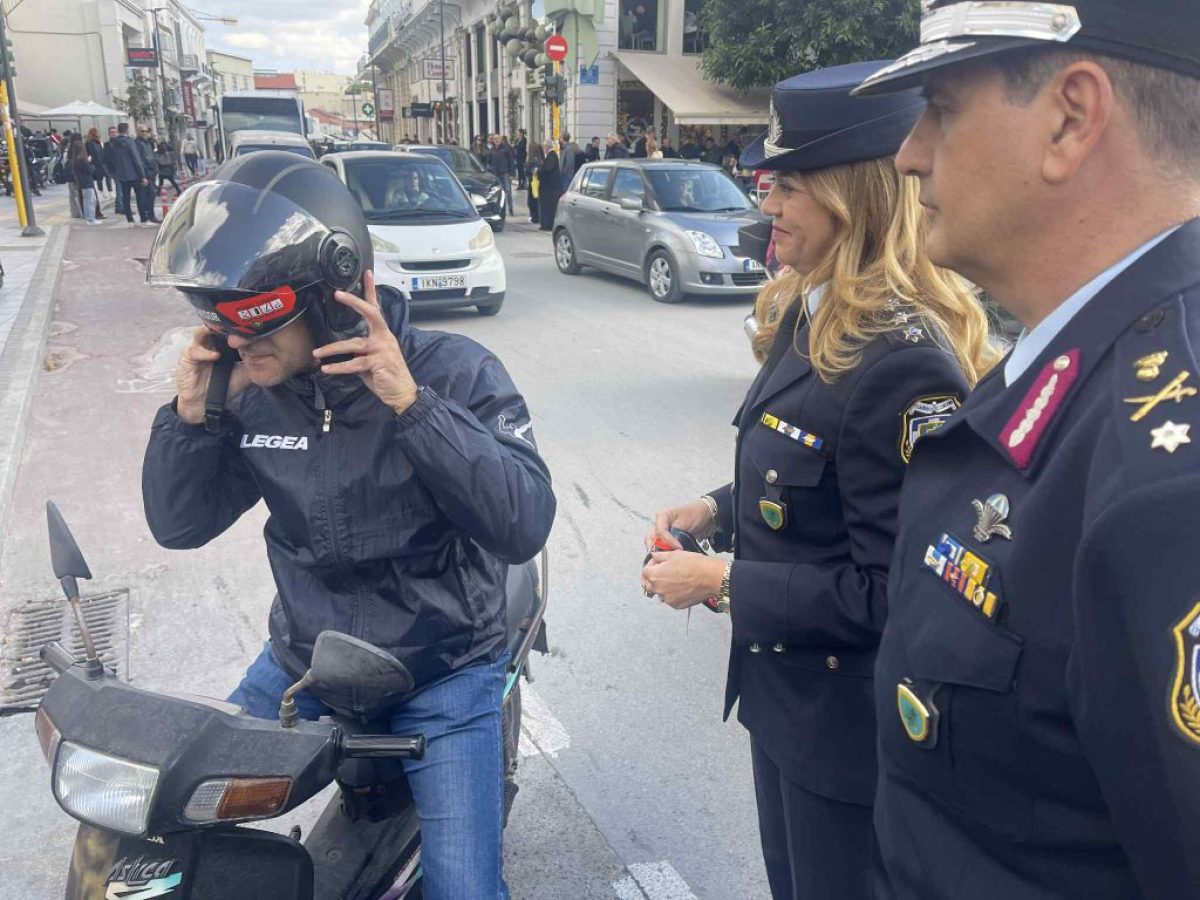 Χανιά: Κράνη και αλκοολόμετρα μοίρασε η ΕΛ.ΑΣ. σε οδηγούς – Αυξάνονται οι έλεγχοι ενόψει εορτών