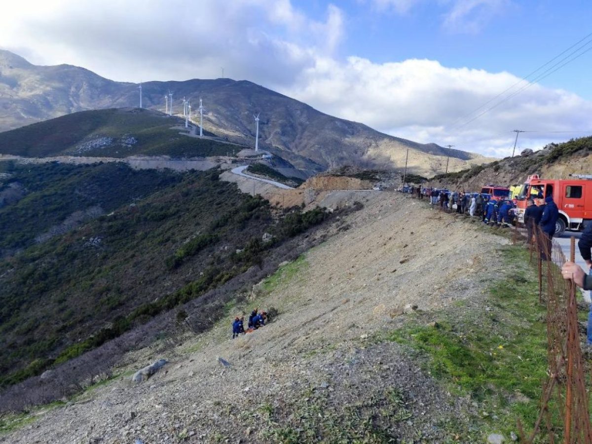 Χανιά: Ο γκρεμός που έκανε «βουτιά» θανάτου ο οδηγός του αγροτικού αυτοκινήτου – Δείτε φωτογραφίες