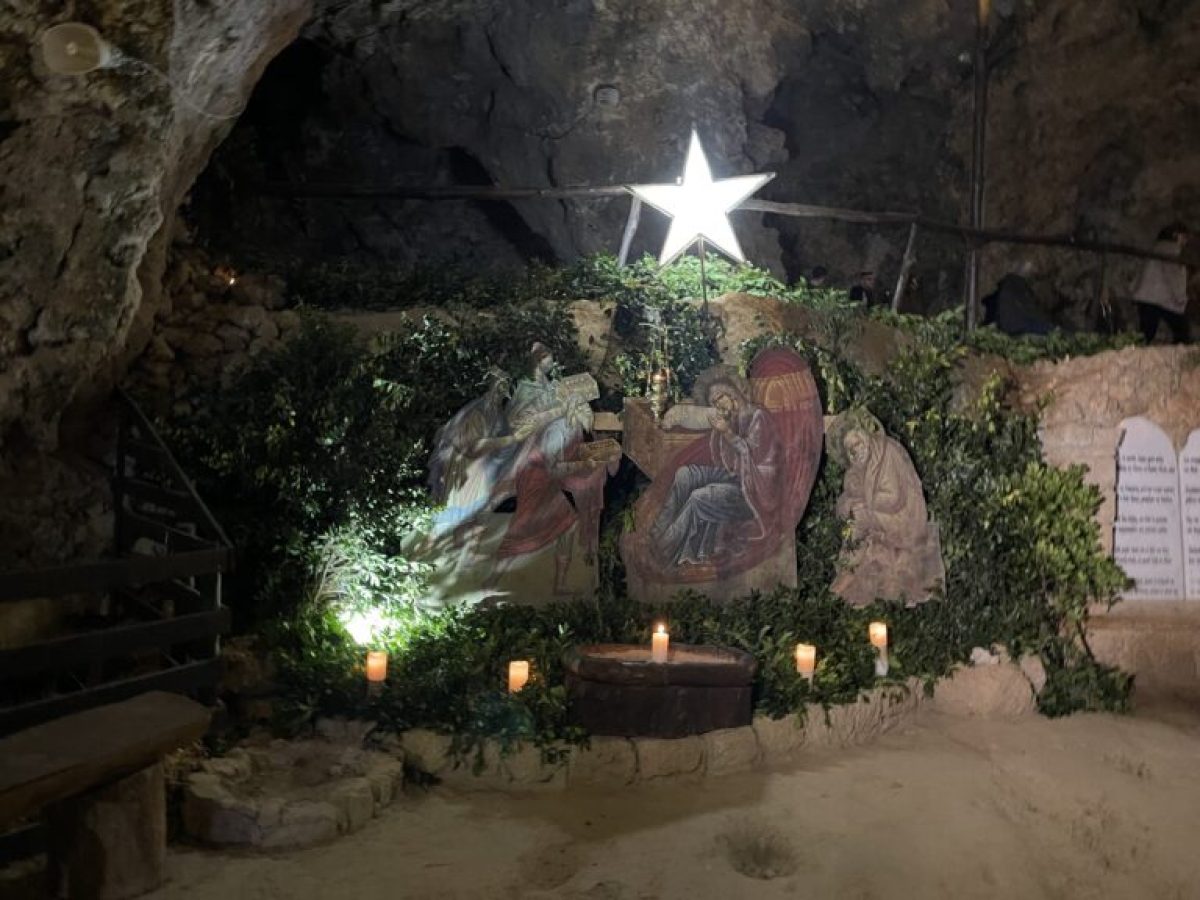 Χανιά: Σε κλίμα κατάνυξης η λειτουργία με την αναπαράσταση της Θείας γέννησης στο σπήλαιο Μαραθοκεφάλας