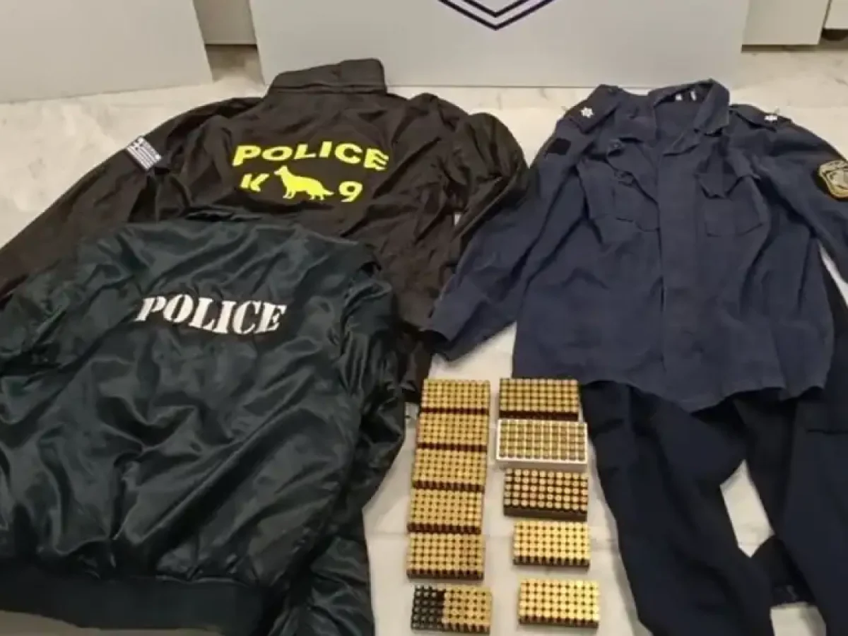 Χανιά: Σύλληψη 23χρονου — Είχε στο σπίτι του ολόκληρο οπλοστάσιο και αστυνομικές στολές